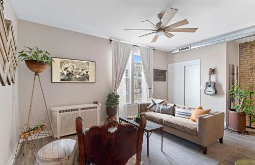 Bus Stop Sally in Historic Walker's Point MKE - Foto 11