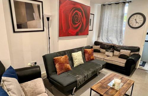 4 Bedroom Terrace house Near Town Center Wellingborough - Photo 1