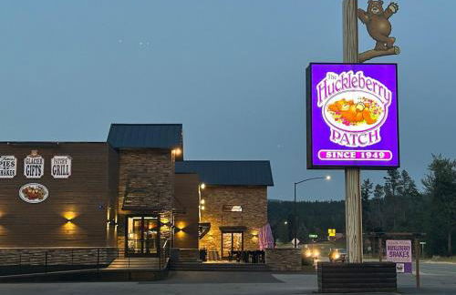 Hidden Gem Cabin in Hungry Horse, Firepit, Close to Glacier - Photo 23