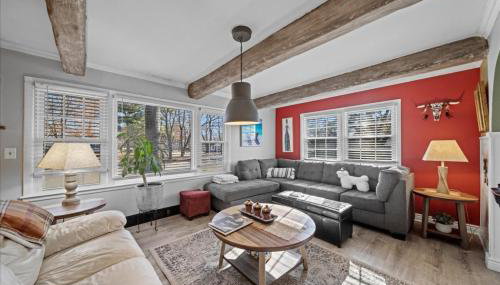 3BR Overland Park Home with Patio and Waterfall Pond - Foto 2