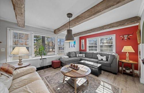 3BR Overland Park Home with Patio and Waterfall Pond - Foto 2