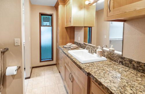 PNW MCM 155ft Private Waterfront Gem on Raft Island with Hot Tub - Foto 29