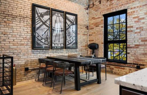 Luxury TC Loft: Historic Condo! - Foto 22