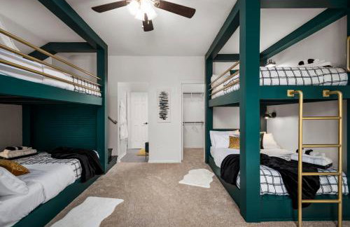 Upscale 4BR Cypress Home w Pool, Hot Tub, Theater, Sleeps 20 - Foto 19