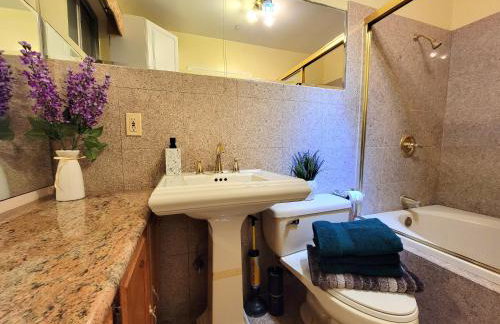 3 bedroom guest suite first floor unit with nice patio area right next to the MrC Hotel 10 minutes from Rodeo Drive Washer Dryer WIFI and more - Foto 16