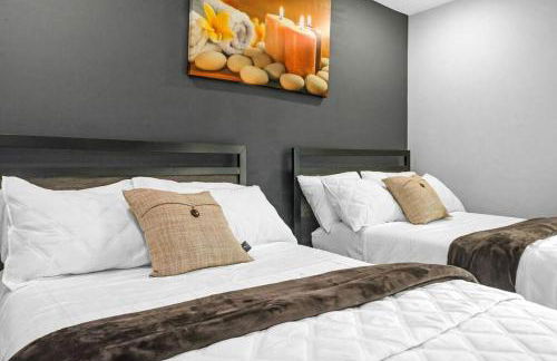 Gray Lux Hse 3BR 3 and half Ba MedCenter DownTWN HotTub - Photo 52