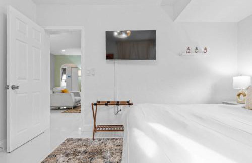 Arthaus- Fully Stocked Kitchen and Fenced Yard - Foto 33