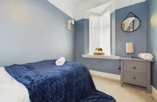 Seaside Haven Retreat in Southend - Photo 4