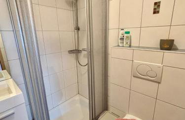 Modernes Studio mit Balkon & Seeblick am Biggesee - Photo 11