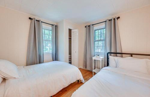 Becket Home with 3-Season Porch Walk to Lake Access - Foto 15