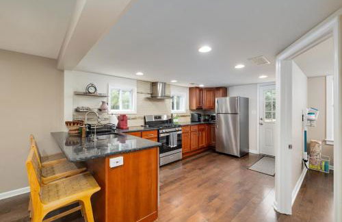 Cozy Full Home with Parking, 10min Walk to Bridge St - Photo 3