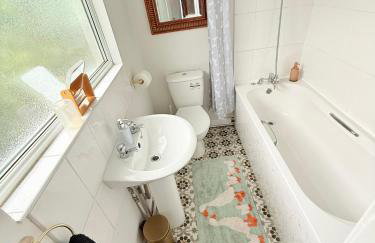 Cosy Lincoln Home Sleeps 6 with Parking - Foto 8