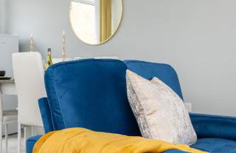 Beautiful Orpington Home w Pool Table and Driveway - Photo 4