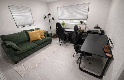 Sunny Oasis Near the Beach with 4BR and 3BA Pool Home - Foto 42