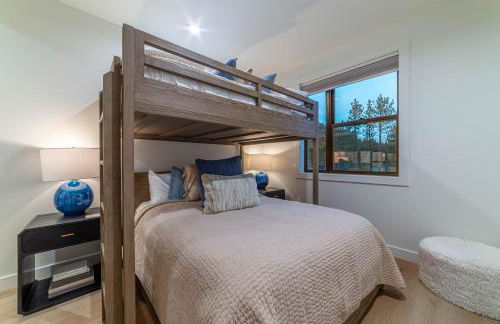 Spectacular New 4BR Townhome: Garage, Jacuzzi, BBQ - Photo 32