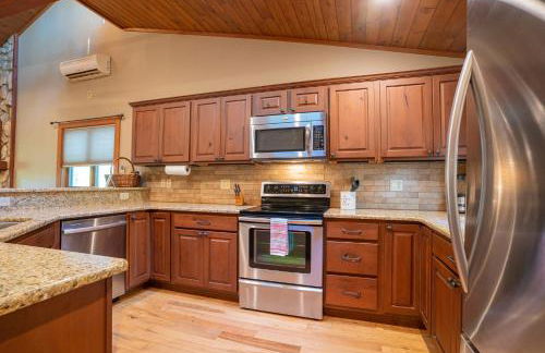 King Bed, Putt-Putt w/ Hot Tub, & Other Games - Foto 11