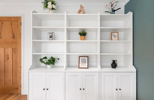 Marlow - Three Bedroom House - Parking - Photo 8