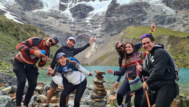 Esplorando la laguna di Humantay