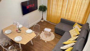 PARIS-MONTROUGE Magnifique Studio Appartement de 35m2 - très cosy pour 1 à 6 personnes refait à neuf - ENTIRE APARTMENT LUXIRIOUS AND WARM - Montrouge Paris 14ème - Proche Aéroport Orly & Parc Expositions Porte de Versailles FREE WIFI GRATUIT - Foto 2