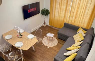 PARIS-MONTROUGE Magnifique Studio Appartement de 35m2 - très cosy pour 1 à 6 personnes refait à neuf - ENTIRE APARTMENT LUXIRIOUS AND WARM - Montrouge Paris 14ème - Proche Aéroport Orly & Parc Expositions Porte de Versailles FREE WIFI GRATUIT - Foto 2