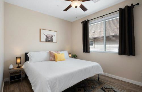 Stunning Views + Hot Tub + Location! 3 bed/3 bath - Foto 22