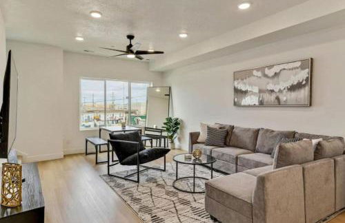 3 Min to DT - 2 Car Garage - Lux Townhome - King Bed - Foto 23