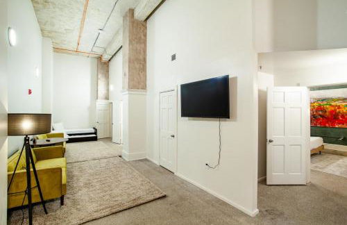 Historic Downtown Loft with Modern Flare - Foto 28