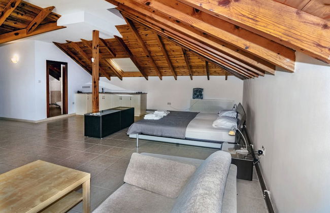 Incredible Large Villa In Paphos Sleeps 14 Children Pool, Jacuzzi, Huge Garden - Foto 10