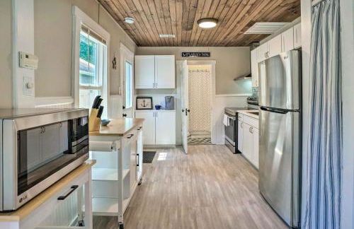 Chic Cottage with Private Yard Steps to Beach! - Foto 5