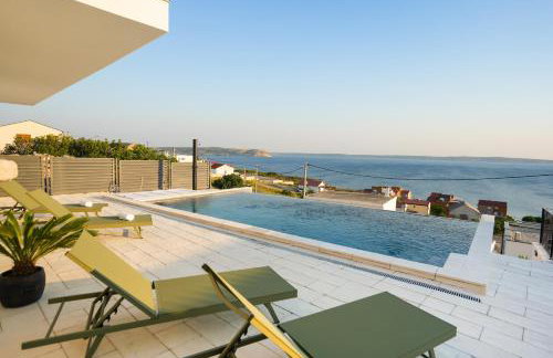 Newly built Villa MarVista with 4 bedrooms,infinity pool & stunning sea and mountain views - Photo 1