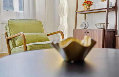 2BR Downtown Gem with Arcade games! - Sleeps 7 - Near Convention Center - Stadium - Photo 3