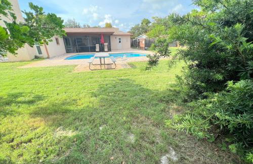 Dream Vacation Home w Heated Pool Close to Beaches Clearwater St Pete Quiet with Big Backyard - Foto 52