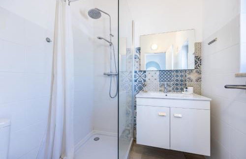 CoolHouses Algarve, Luz, 3 Bed villa, 1 bed studio, heated pool & jacuzzi, sea views, Casa Pequena - Foto 16