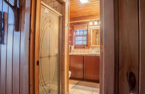 Luxurious Mountain Retreat with Hot Tub Jacuzzi Suite & Wood-Burning Fireplace - 10 Min to Boone - Foto 13