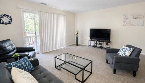 Freshly Renovated 2BR2BA Apt Walk-In Closet - Photo 2