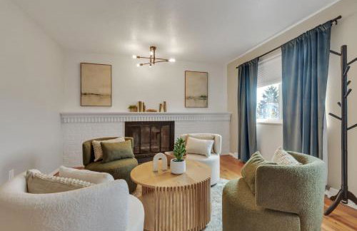 Chic Family Retreat with Game Room backyard with fire pit and minutes to Downtown! - Photo 26