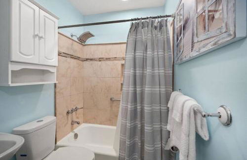 Cozy Home Across from Base, Close to Airport & Beaches - Photo 24