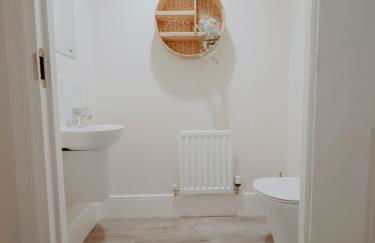 Leeds 4-bed house - hot tub, parking & games - Foto 46