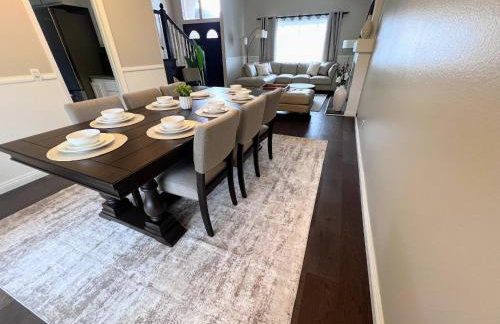 Bright & Spacious 5BR Modern Vacation Home - Near Disneyland & Beaches - Photo 6