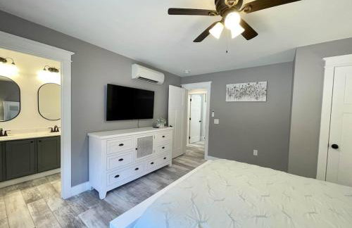 Luxury Waterfront Retreat with Hot Tub Near Acadia - Foto 10