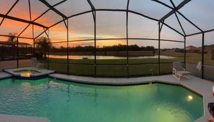 652- Spacious 5-Bedroom Villa with Pool, Spa & Scenic Lake Views - Foto 2