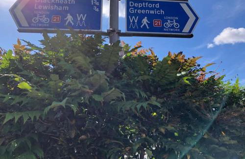 Morden flat close to DLR station with free parking and brand new bed and quality mattress adjacent to metro station also close to O2 and Excel via Cable Car - Foto 7