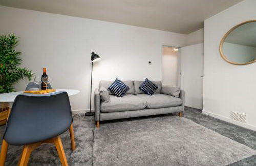 #34 Two bed apt Private Parking Stylish & homely - Photo 22