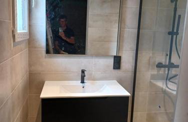 Magnifique villa avec piscine 10x5 m sur 1800m2 de terrain avec parking privatif cuisine recente equpee 3 chambres dont 2 parental au rdc avec wc separe pas de vis à vis terrain de petanque bbq climatisation jeux enfants - Photo 14