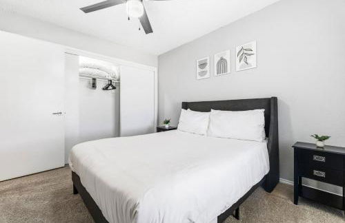 Upscale 1BR with Pool, Gym, and Modern Touches - Foto 6