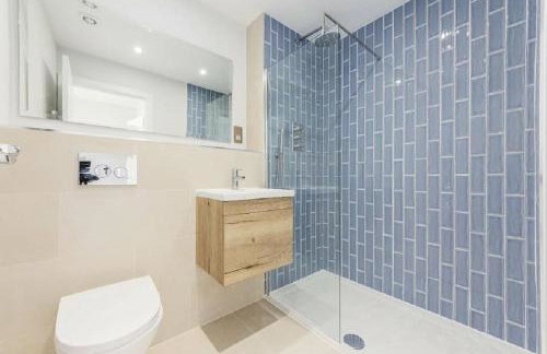 Prime Location 4-Bed Home in Croydon with Parking - Foto 10