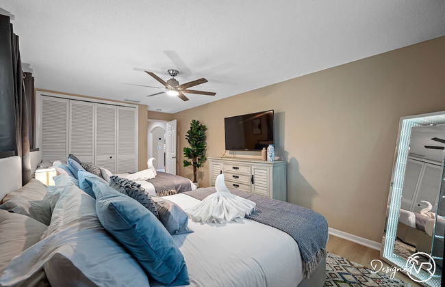 8BR Villa with Heated Pool Near Beach - Foto 8