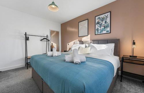 Stylish 4-Bedroom Townhouse with two large parking spaces and superfast Wi-Fi - Photo 2