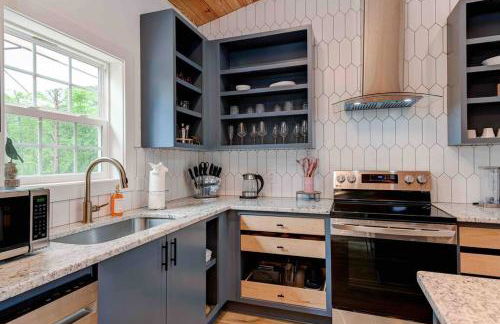 Luxury Modern Cabin with Hot Tub - Foto 22