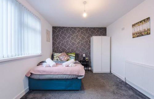 Group-Friendly Home near Manchester with Hot Tub and Private Cinema Room - Foto 29